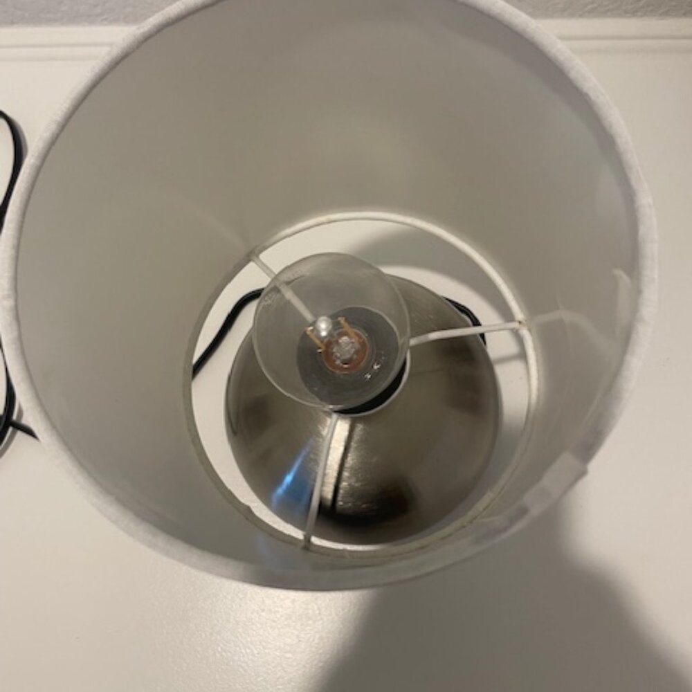 A mini touch table lamp - Picture 3 of 6